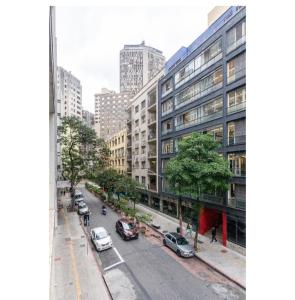 una calle de la ciudad con coches estacionados frente a los edificios en ap mobiliado em sp metrõ da repúbilca brasil, en São Paulo