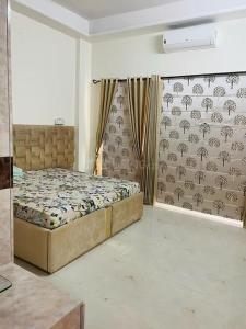 sypialnia z dużym łóżkiem w pokoju w obiekcie Naini House w mieście Nainital
