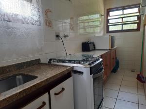 Kuchyň nebo kuchyňský kout v ubytování Apartamento aconchegante