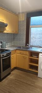 Kitchen o kitchenette sa Catford Homestay- Shared Apartment with Shared Bathroom