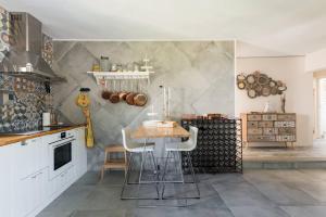 una cucina con tavolo e sedie in una stanza di 3 bedrooms chalet with private pool terrace and wifi at Corte a Castelo