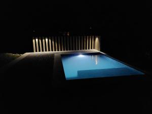 una piccola piscina in una stanza buia di 3 bedrooms chalet with private pool terrace and wifi at Corte a Castelo