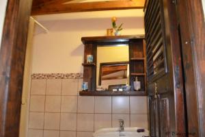 One bedroom chalet with terrace and wifi at Hermigua 3 km away from the beach في إرميغوا: حمام مع حوض ومرآة