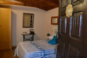 Posteľ alebo postele v izbe v ubytovaní Cosy Chalet with Terrace in Hermigua - Ideal for Couples