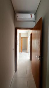 an empty hallway with a door and a ceiling at Casa com Piscina em Maringá in Maringá