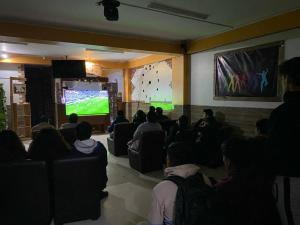 um grupo de pessoas sentadas numa sala assistindo a uma apresentação em Hotel EL BRAVO em Carhuaz