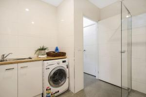 lavadero blanco con lavadora en Delany by the Park - House, en Bright
