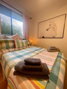 sypialnia z łóżkiem z ręcznikami w obiekcie No 4 Yarra Valley Events Accommodation 6 Adults w mieście Healesville