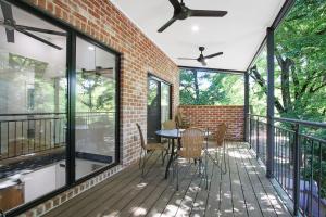 un porche cubierto con mesa y sillas en Delany by the Park - House, en Bright