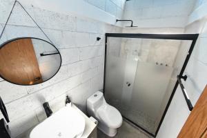 baño con espejo y aseo en Sealion Dive Center, en Topolobampo
