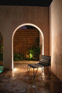 a bench in a room with a brick wall at Villa Santa María in Pérula