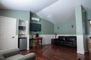 Kuchyň nebo kuchyňský kout v ubytování Swift River Suites