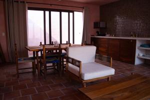 a dining room with a table and chairs and a kitchen at Villa Santa María in Pérula