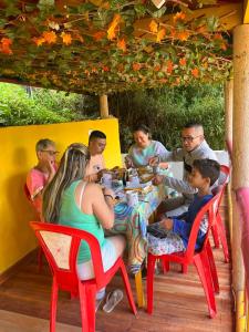 een groep mensen die rond een tafel zitten bij Hotel La Sultana in Jardin