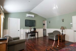 TV a/nebo společenská místnost v ubytování Swift River Suites
