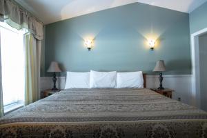 Postel nebo postele na pokoji v ubytování Swift River Suites