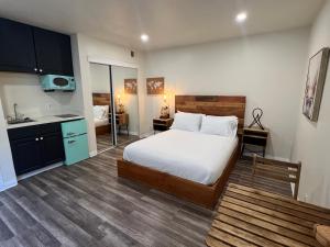 a bedroom with a large bed and a kitchen at Beautiful Studio in North Inglewood in Los Angeles