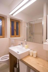 bagno bianco con lavandino e servizi igienici di Apartment Traces a Spalato (Split)