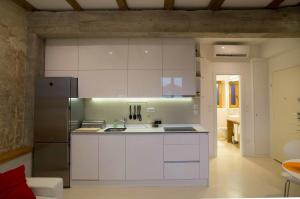 una cucina con armadi bianchi e frigorifero in acciaio inossidabile di Apartment Traces a Spalato (Split)