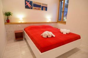 una camera con due asciugamani su un letto rosso di Apartment Traces a Spalato (Split)