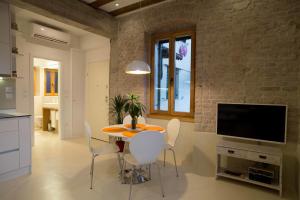una cucina e una sala da pranzo con tavolo e sedie di Apartment Traces a Spalato (Split)