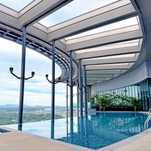 een zwembad op de top van een gebouw bij Sheraton Kuching Hotel in Kuching