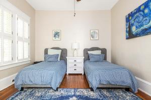 A bed or beds in a room at 5BR Historic Midtown Craftsman Home w Jacuzzi