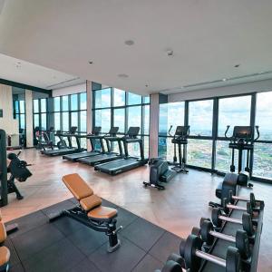 Fitness centrum a/nebo fitness zařízení v ubytování Sheraton Kuching Hotel