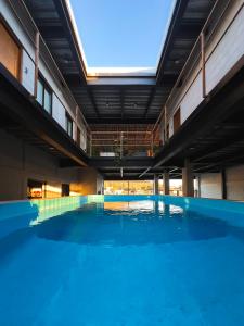 uma grande piscina num grande edifício em Sealion Dive Center em Topolobampo