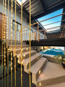 uma piscina com escadas e luzes num edifício em Sealion Dive Center em Topolobampo