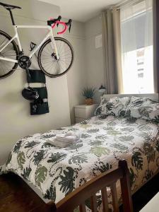ダブリンにあるCozy Studio Rialtoのベッドルーム1室(ベッド1台付)、壁掛け自転車