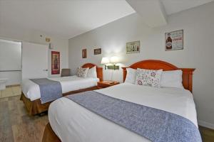 een hotelkamer met 2 bedden en een badkamer bij I-DRIVE SUITES in Orlando