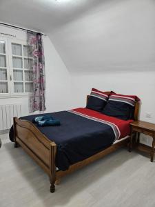 ein Schlafzimmer mit einem großen Holzbett in einem Zimmer in der Unterkunft Elsa in Pontivy