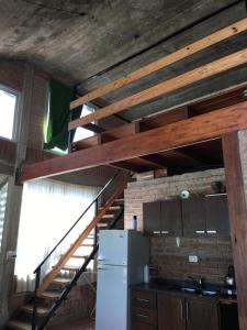 Η κουζίνα ή μικρή κουζίνα στο Casa Villa Carlos Paz, con pileta, frente al río