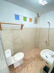Kopalnica v nastanitvi Sonosewu Guesthouse Syariah