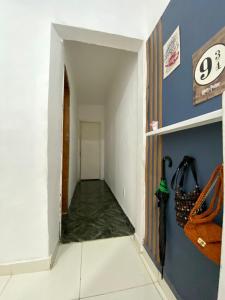 - un couloir avec une porte ouverte et un parasol dans l'établissement Casa próximo ao Maracanã, à Rio de Janeiro
