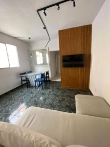 - un salon avec un canapé et une table dans l'établissement Casa próximo ao Maracanã, à Rio de Janeiro