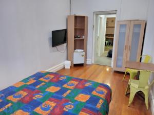 Ένα ή περισσότερα κρεβάτια σε δωμάτιο στο Austral Inn
