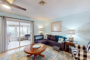 Χώρος καθιστικού στο Coastal Hideaway +9 φωτογραφίες