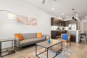 Η κουζίνα ή μικρή κουζίνα στο TWO Modern Westgate CozySuites by stadium w pool