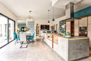 - une cuisine et une salle à manger avec une table et des chaises dans l'établissement Villa Howard — Jacuzzi, Tranquility & Parking, à Ranville