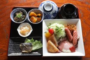 una bandeja con un plato de comida en una mesa en Hotel Nissin Kaikan - Vacation STAY 02349v, en Shiso
