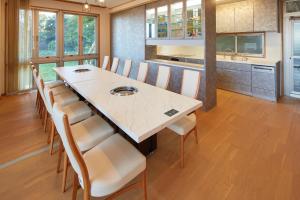 厚木市にあるRembrandt Atsugi BETTEI サウナ&無煙ロースター付き12名定員のキッチン(大きな白いテーブルと椅子付)