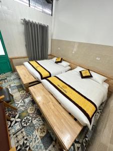 Una cama o camas en una habitación de Ninh Chu 2 Hotel