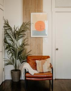 uma sala de estar com uma cadeira e uma planta em Private room with private bathroom and backyard em Brooklyn