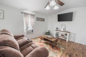 ein Wohnzimmer mit einem Sofa und einem Tisch in der Unterkunft Grandbay Oasis in Grand Bay