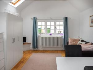 sala de estar con radiador y ventana en Uk46354 - Old Chimneys Cottage en Wivelsfield Green