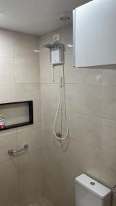 um chuveiro na casa de banho com WC em Apt prox Petrobras no Rio de Janeiro