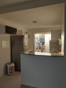 una cucina con piano di lavoro e frigorifero di Condomínio e resort Villa das Águas - Praia do Saco / SE a Estância