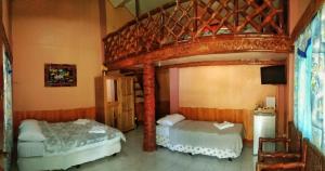 una camera da letto con due letti in una stanza di Dumalaay Coastline Resort a Larena